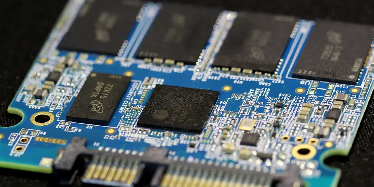 Dysk SSD z układami pamięci, kluczowy element, by zwiększyć pamięć w laptopie.