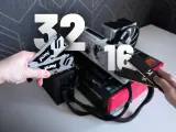 Ręce trzymają kości RAM. Jedna ręka prezentuje 2x16GB, druga 2x8GB. Czy 32 GB to dużo?
