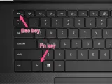Klawiatura laptopa z zaznaczonymi klawiszami Esc i Fn. Dowiedz się, jak zresetować klawiaturę skrótem klawiszowym.