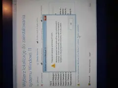 Instalator Windows 11 informuje, że partycja EFI jest offline. Aby zainicjować dysk SSD, należy ją przełączyć do trybu online.