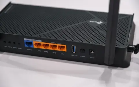 Router z portami LAN, USB 3.0 i zasilania. To jak vault 7 dla Twojej sieci domowej, zapewniający szybkie połączenie.
