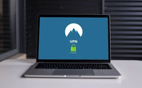 Laptop z ekranem pokazującym logo VPN i zieloną kłódkę. To jest odpowiedź na pytanie: openvpn co to.
