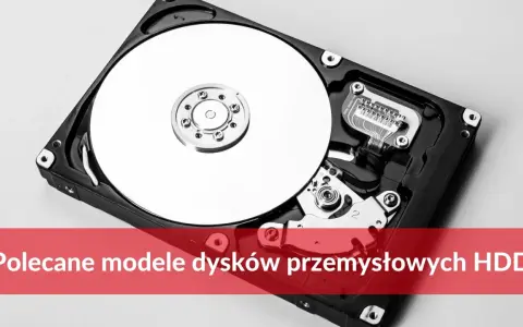 Odkryj, jaki dysk do monitoringu będzie najlepszy. Widok otwartego dysku HDD z błyszczącymi talerzami i elektroniką.
