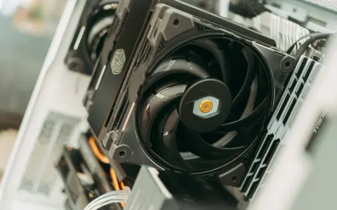 Wnętrze komputera z chłodzeniem wodnym. Widać wentylator Cooler Master i moduły RAM G.Skill Trident.