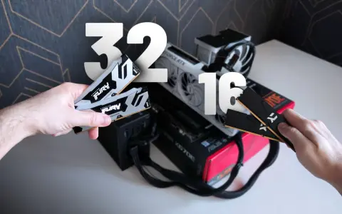 Ręce trzymają kości RAM. Jedna ręka prezentuje 2x16GB, druga 2x8GB. Czy 32 GB to dużo?