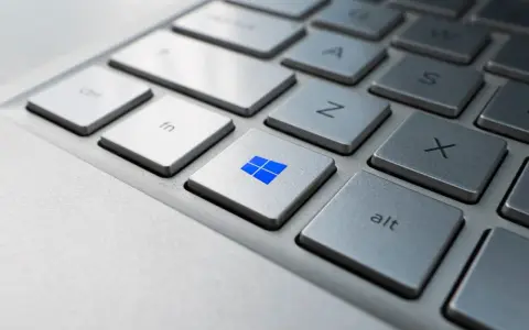Klawisz Windows na klawiaturze laptopa. Naciśnij go, by szybko wywołać menu start, a potem użyj skrótu klawiszowego do wyłączenia komputera Windows 11.
