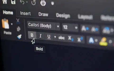 Kursor myszy najeżdża na przycisk "B" (pogrubienie) w edytorze tekstu. Przypomina to skrót ctrl z, gdy chcemy cofnąć ostatnią czynność.