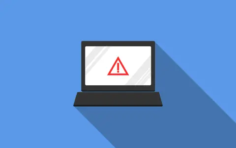 Laptop z czerwonym znakiem ostrzegawczym na ekranie. Uważaj na różne rodzaje robaków komputerowych, które mogą go zaatakować.