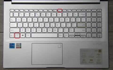Klawisz Fn+Esc to skrót klawiszowy, jak włączyć kamerę w laptopie.