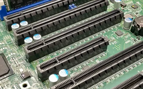Szereg złączy PCI Express (PCIe) na zielonej płycie głównej, gotowych na nowe karty rozszerzeń.