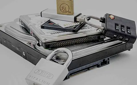 Dysk twardy, pendrive i karta pamięci zabezpieczone kłódkami. Jak wyłączyć pełne szyfrowanie?