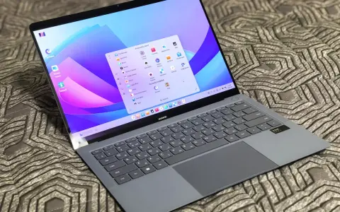 Szary laptop Huawei z kolorowym ekranem. Menu "Często używane" sugeruje, jak wyczyścić pamięć RAM, zamykając niepotrzebne aplikacje.