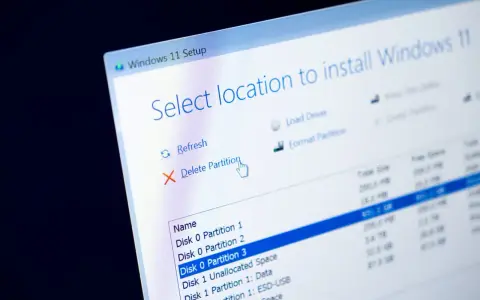 Instalacja Windows 11. Widok wyboru lokalizacji, gdzie widać opcje formatowania partycji.