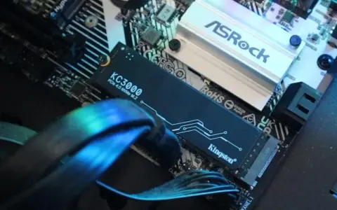 Dysk Kingston KC3000 z interfejsem pcie 4.0 NVMe M.2 zamontowany na płycie głównej ASRock.
