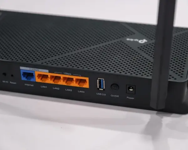 Router z portami LAN, USB 3.0 i zasilania. To jak vault 7 dla Twojej sieci domowej, zapewniający szybkie połączenie.