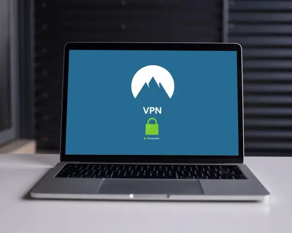 Laptop z ekranem pokazującym logo VPN i zieloną kłódkę. To jest odpowiedź na pytanie: openvpn co to.