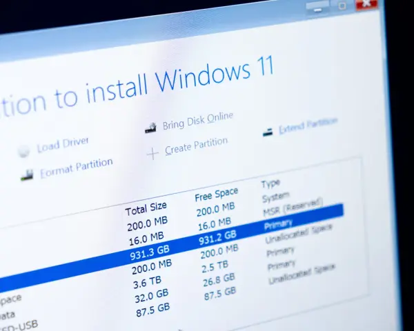 Ekran instalacji Windows 11 pokazuje opcje partycjonowania dysku. Dowiedz się, jak sformatować komputer Windows 11, wybierając odpowiednią partycję.