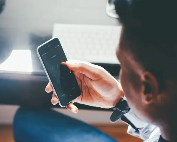 Mężczyzna próbuje odblokować telefon, być może w obawie przed działaniami hakerów w internecie.