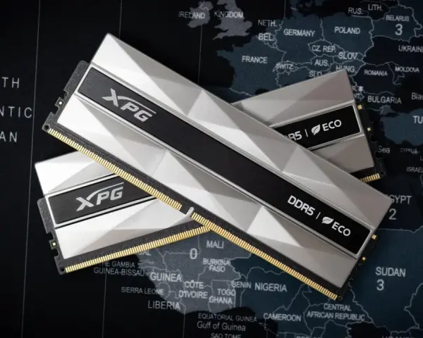 Dwa moduły pamięci RAM XPG DDR5 z radiatorem, leżące na tle mapy świata. Ich wysoka fclk frequency zapewnia płynność działania.