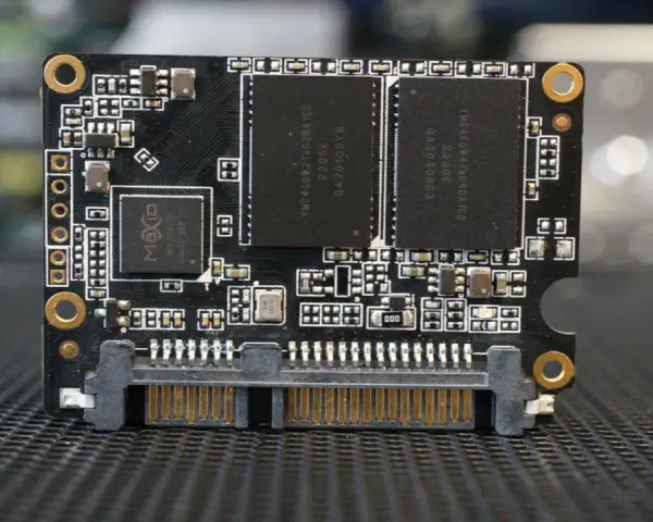 Dysk SSD z interfejsem SATA. Widoczne układy pamięci NAND i kontroler.