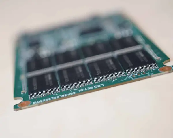Moduł pamięci RAM, kluczowy element do sprawdzania dysku SSD i optymalizacji systemu.