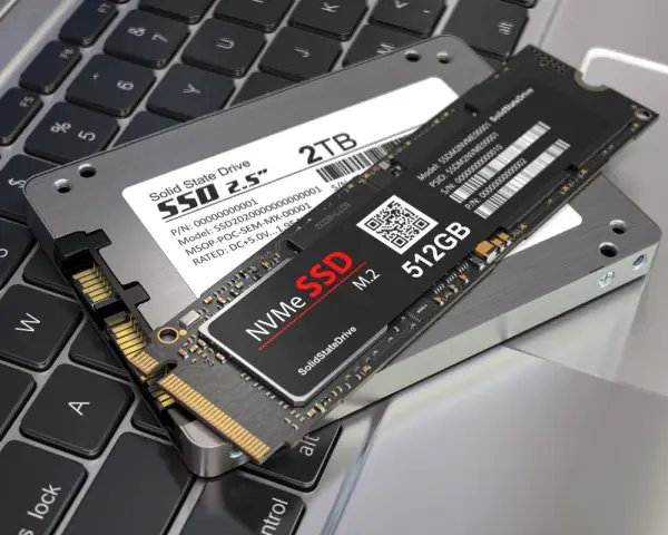 Dwa dyski SSD: 2,5-calowy i M.2 NVMe. Chcesz wiedzieć, jak sprawdzić, czy masz dysk SSD? Zwróć uwagę na te modele.