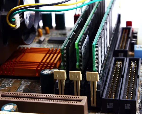 Pamięć RAM na płycie głównej. Zobacz, jak sprawdzić RAM DDR3 czy DDR4 po złączach i kolorze.