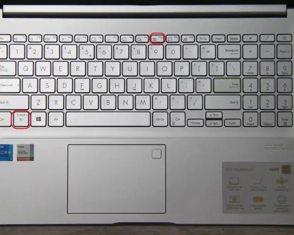Klawisz Fn+Esc to skrót klawiszowy, jak włączyć kamerę w laptopie.
