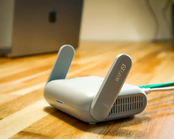 Router Wi-Fi 6 gotowy do pracy. Dowiedz się, jak używać VPN, by zabezpieczyć swoje połączenie.