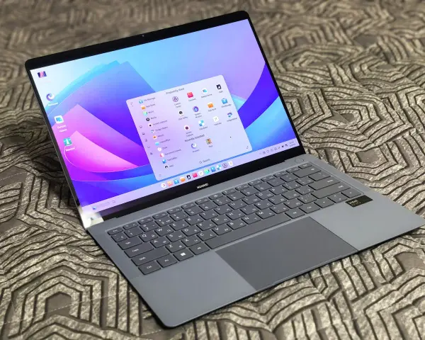 Szary laptop Huawei z kolorowym ekranem. Menu "Często używane" sugeruje, jak wyczyścić pamięć RAM, zamykając niepotrzebne aplikacje.
