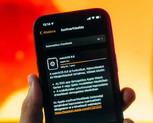 Aktualizacja oprogramowania watchOS 8.6 na iPhonie, zawierająca nowe funkcje i poprawki błędów.