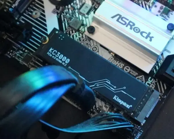 Dysk Kingston KC3000 z interfejsem pcie 4.0 NVMe M.2 zamontowany na płycie głównej ASRock.