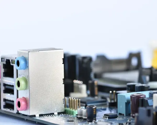 Złącza audio i USB na płycie głównej. Dowiedz się, jak sprawdzić podzespoły komputera, analizując detale takie jak te.