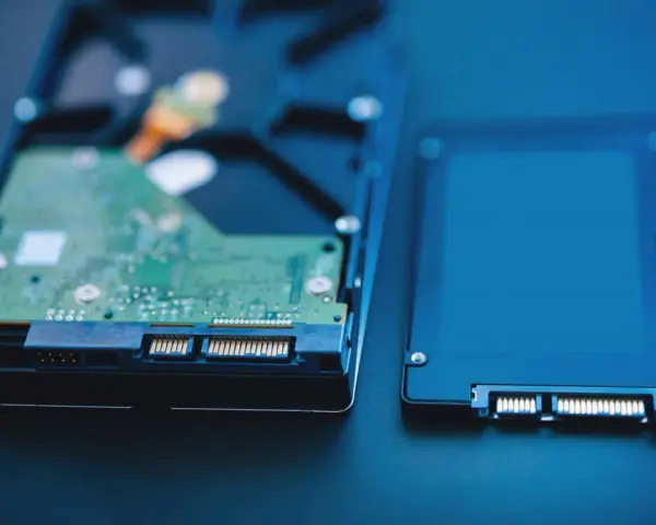 Dwa dyski: tradycyjny dysk twardy z zieloną płytką drukowaną i nowoczesny SSD. Przechowują informacje.
