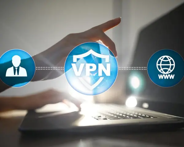 Dłoń dotyka ikony VPN, symbolizującej bezpieczne połączenie z internetem przez wifi.