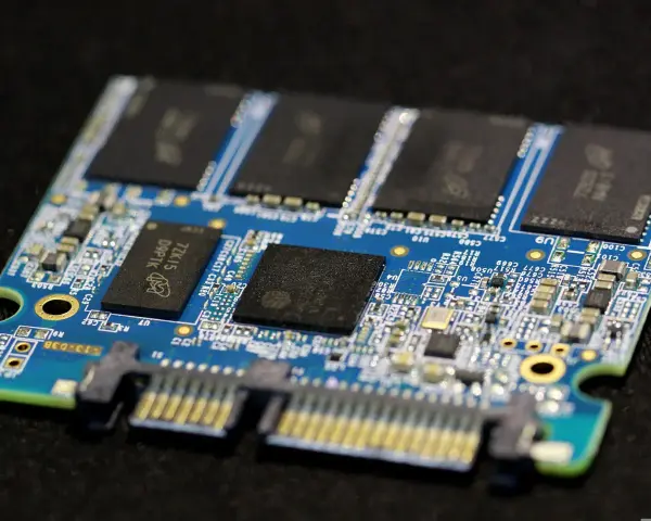 Dysk SSD z układami pamięci, kluczowy element, by zwiększyć pamięć w laptopie.