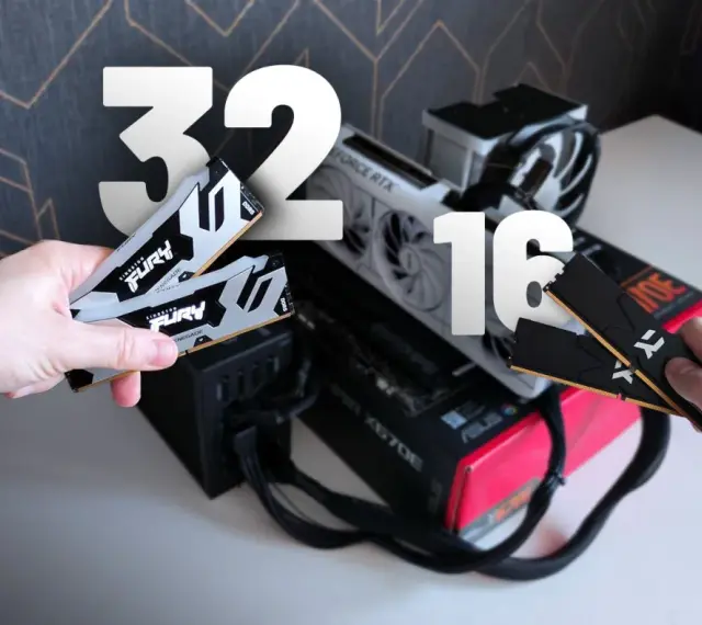 Ręce trzymają kości RAM. Jedna ręka prezentuje 2x16GB, druga 2x8GB. Czy 32 GB to dużo?