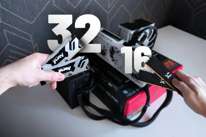 Ręce trzymają kości RAM. Jedna ręka prezentuje 2x16GB, druga 2x8GB. Czy 32 GB to dużo?