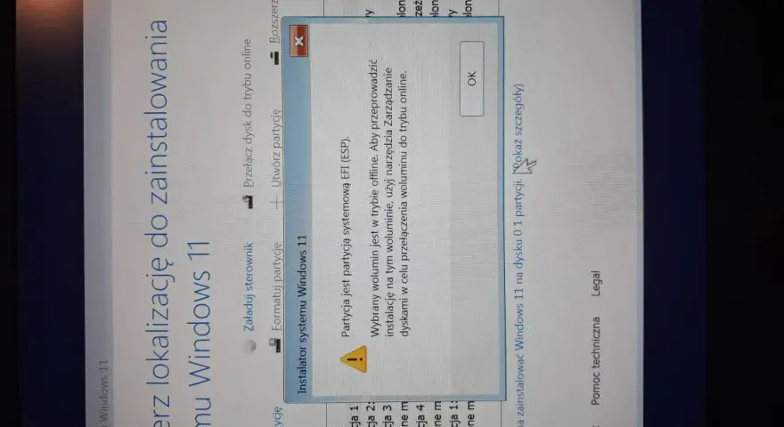 Instalator Windows 11 informuje, że partycja EFI jest offline. Aby zainicjować dysk SSD, należy ją przełączyć do trybu online.