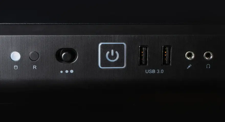 Przycisk zasilania z ikoną symbolizującą skrót klawiszowy uruchom ponownie, obok porty USB 3.0 i gniazda audio.