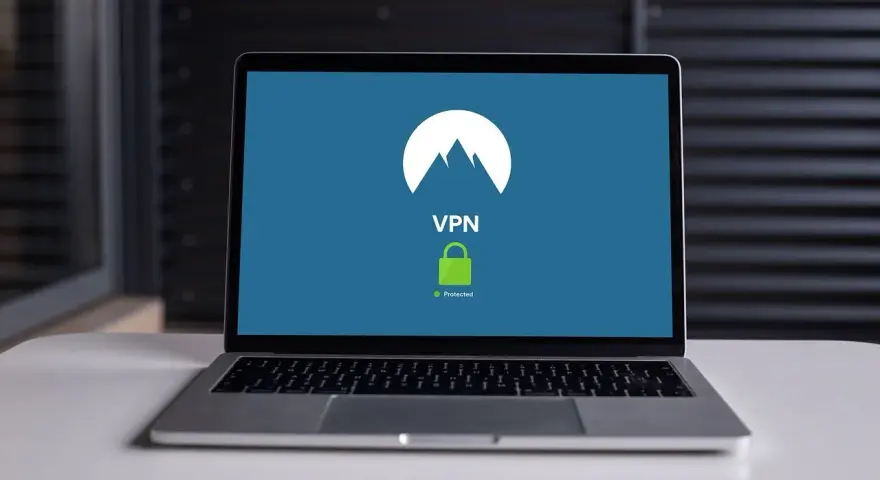 Laptop z ekranem pokazującym logo VPN i zieloną kłódkę. To jest odpowiedź na pytanie: openvpn co to.