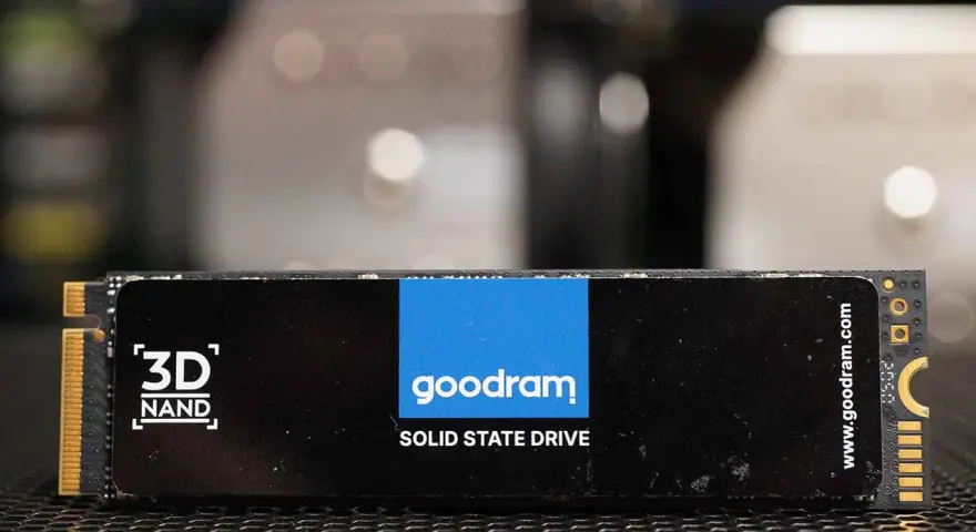 Dysk SSD Goodram z technologią 3D NAND, zapewniający długą żywotność i szybkie działanie.