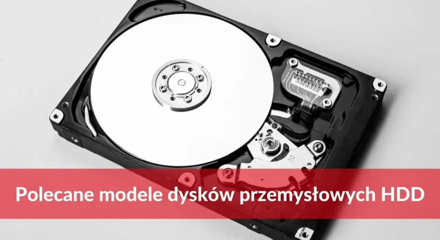Odkryj, jaki dysk do monitoringu będzie najlepszy. Widok otwartego dysku HDD z błyszczącymi talerzami i elektroniką.