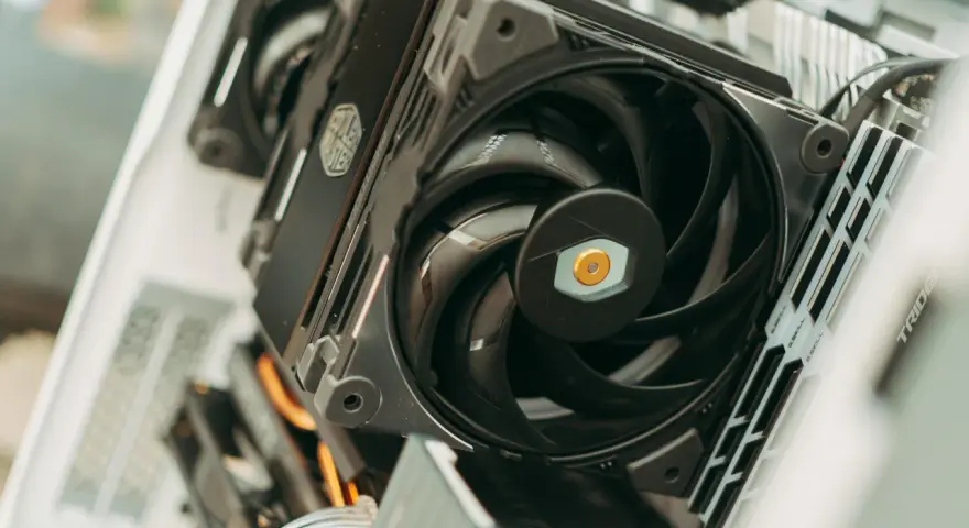 Wnętrze komputera z chłodzeniem wodnym. Widać wentylator Cooler Master i moduły RAM G.Skill Trident.