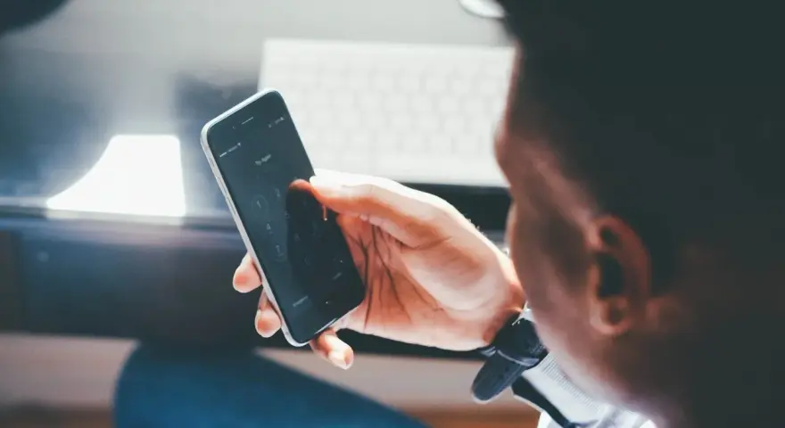 Mężczyzna próbuje odblokować telefon, być może w obawie przed działaniami hakerów w internecie.