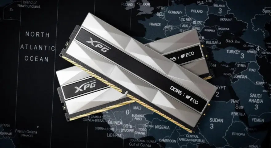 Dwa moduły pamięci RAM XPG DDR5 z radiatorem, leżące na tle mapy świata. Ich wysoka fclk frequency zapewnia płynność działania.