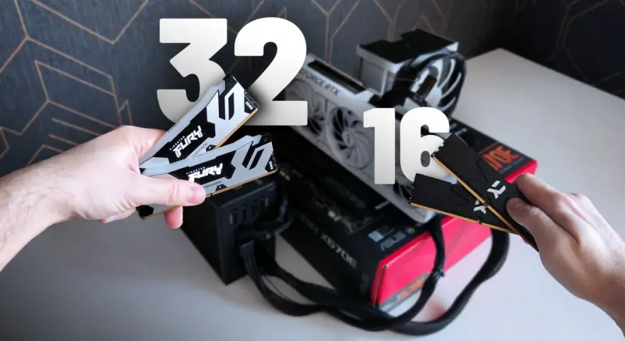 Ręce trzymają kości RAM. Jedna ręka prezentuje 2x16GB, druga 2x8GB. Czy 32 GB to dużo?