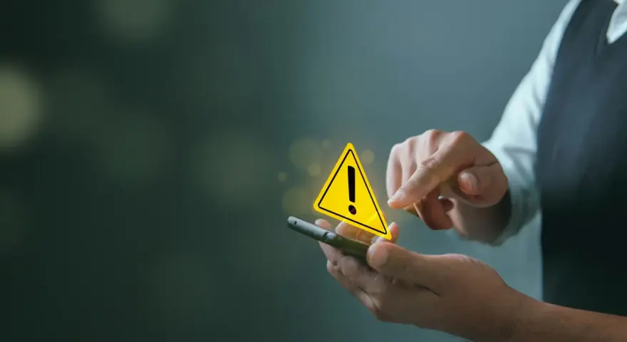 Ostrzeżenie na telefonie. Czy to spam? Uważaj na podejrzane powiadomienia.
