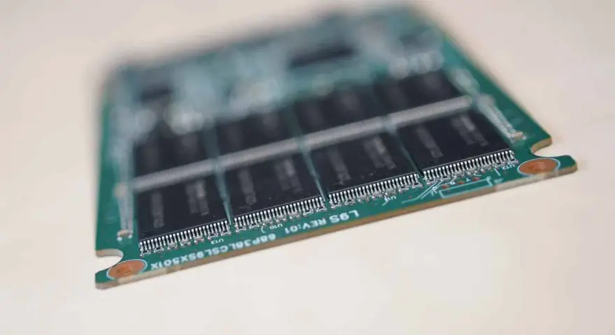 Moduł pamięci RAM, kluczowy element do sprawdzania dysku SSD i optymalizacji systemu.