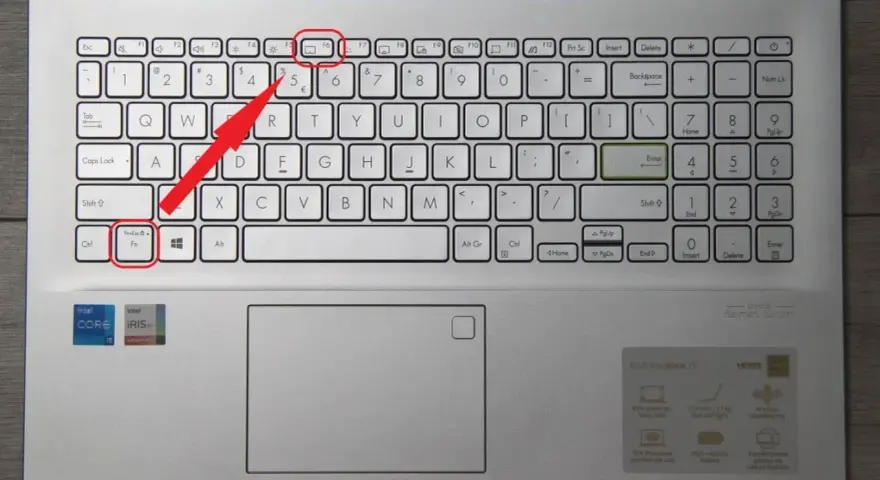 Skrót klawiszowy jak wyłączyć ekran w laptopie: naciśnij Fn + F6. Klawisz F6 z ikoną ekranu jest podświetlony.
